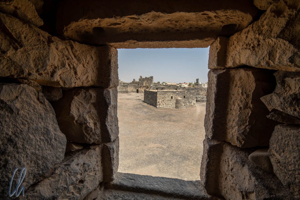 Blick über den Innenhof der Burg von Azraq von dem Raum aus, den T. E. Lawrence bewohnte.