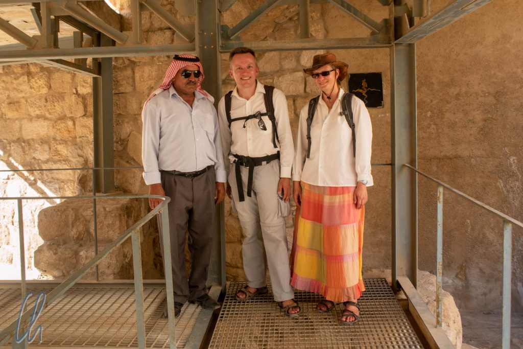 Gruppenbild mit einem unserer Guides in Madaba. Das Bild wurde uns etwas von einer netten Jordanierin aufgedrängt.