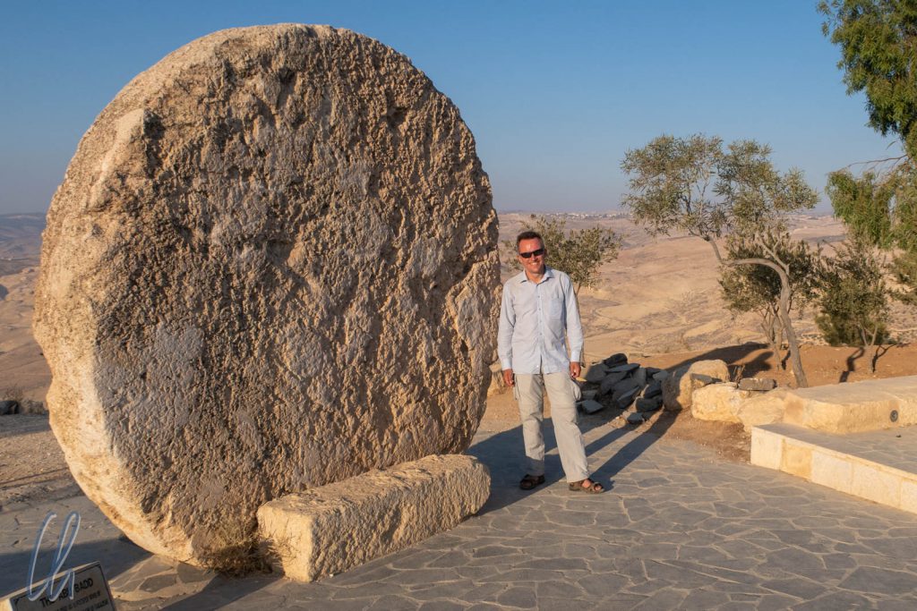 Abu Badd. Dieser gewaltige Felsen wurde einst verwendet, um den Zugang zu einem byzantinischen Kloster zu verschließen. Heute steht er am Mount Nebo.