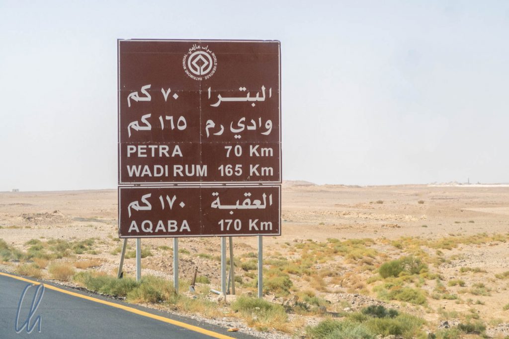 Braune Schilder weisen den Touristen in Jordanien den Weg.