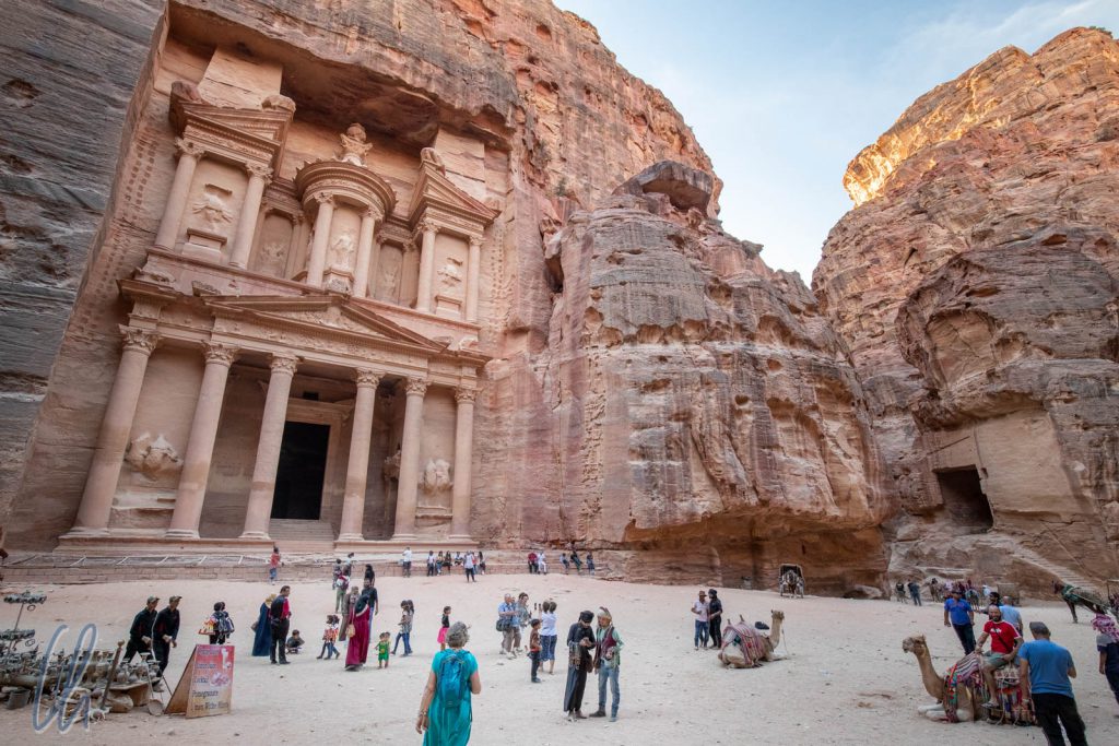 Petra ist der mit Abstand touristischste Ort in Jordanien und vor dem "Schatzhaus" rollt der Dinar für Souvenirs und Kamelritte.