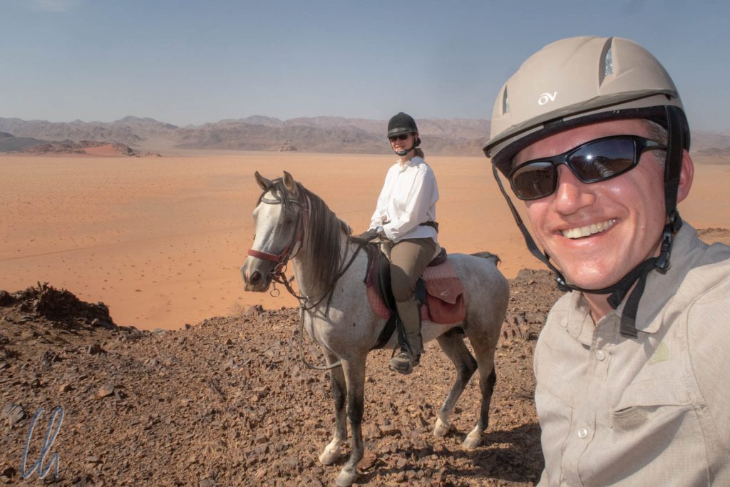 Wir reiten im Wadi Rum: Reiterselfie mit Mona auf Dahan.