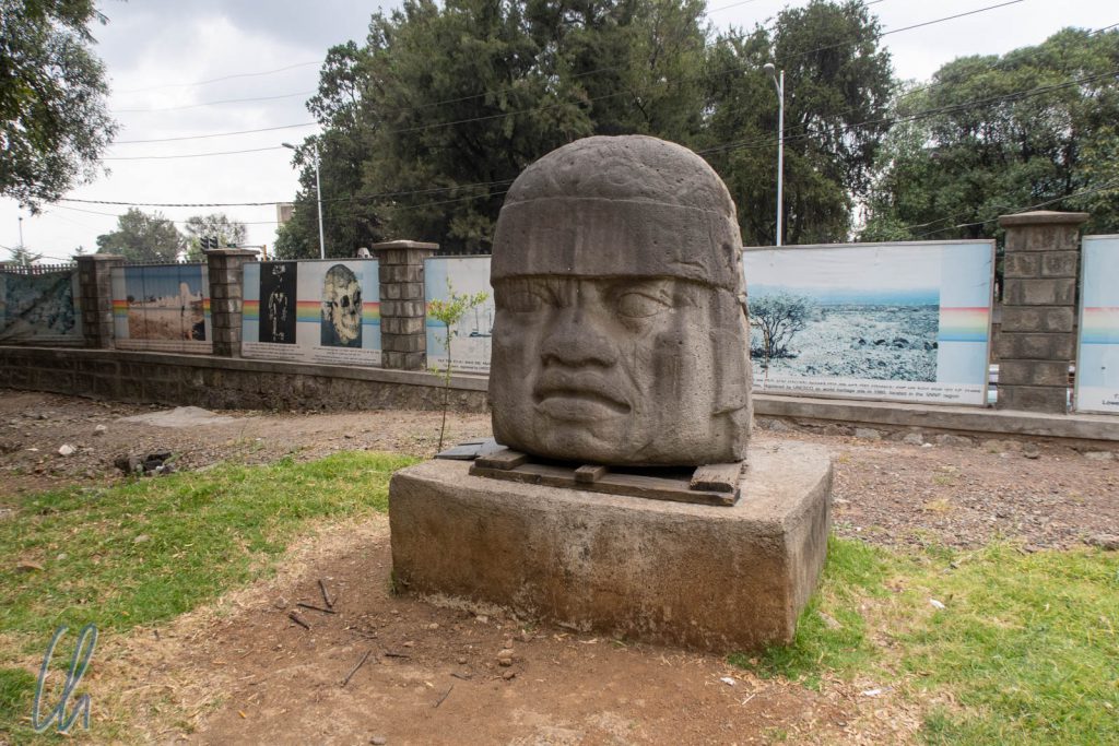 Die Replik eines Olmekenkopfes vor dem Nationalmuseum in Addis Abeba