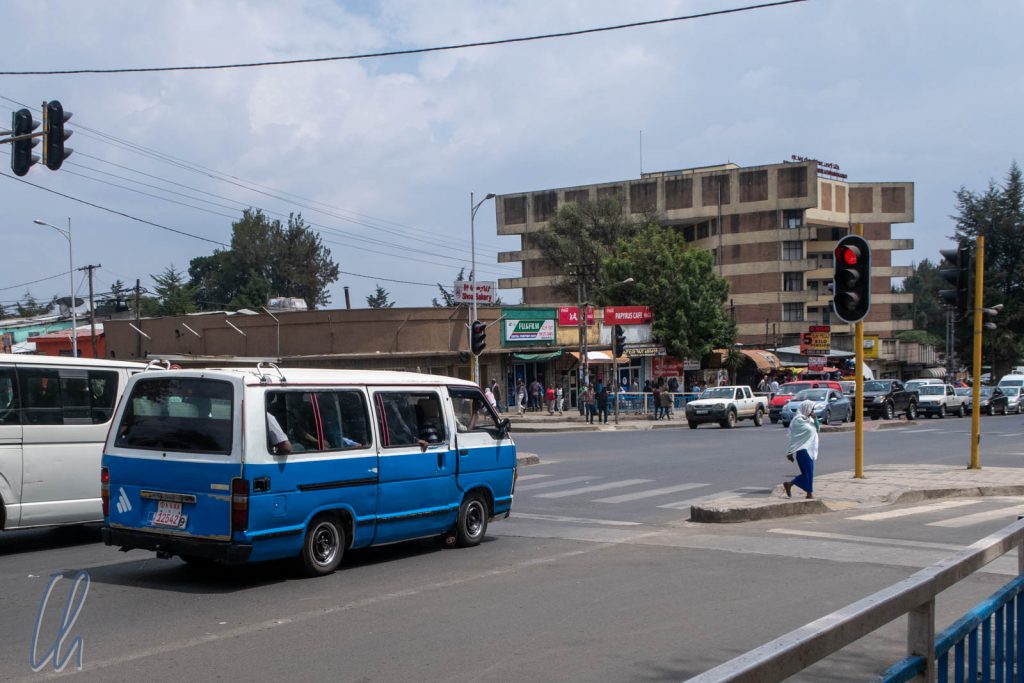 Eine Straßenkreuzung im Zentrum von Addis Abeba (Nähe Nationalmuseum)