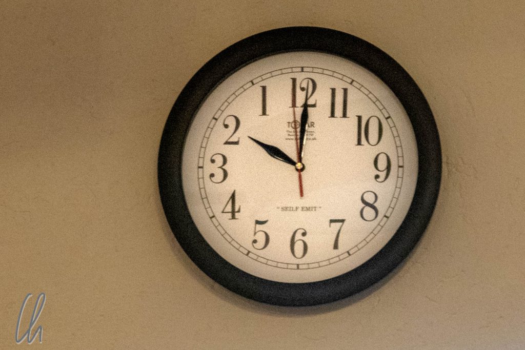 Irgendetwas stimmt doch mit dieser Uhr nicht. Es ist eigentlich 8 Uhr.