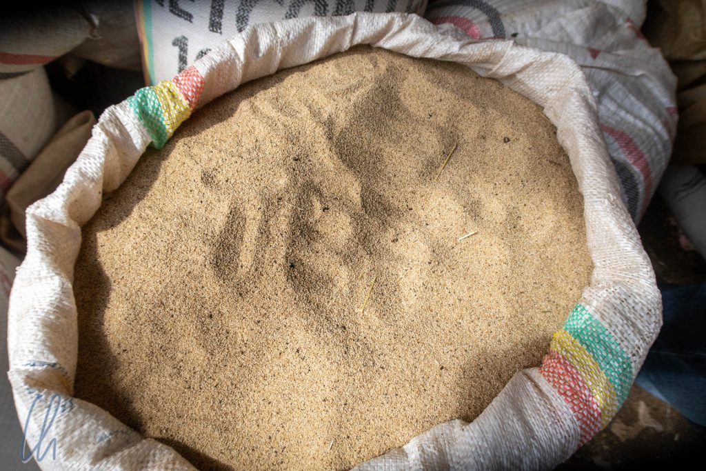 Auf den ersten Blick sieht Teff wie Sand aus, ist aber ein Getreide und das Grundnahrungsmittel in Äthiopien.