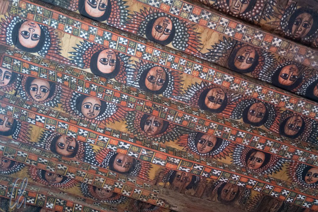 Die berühmte mit Engelsgesichtern bemalte Holzdecke in der Kirche Debre Berhan Selassie