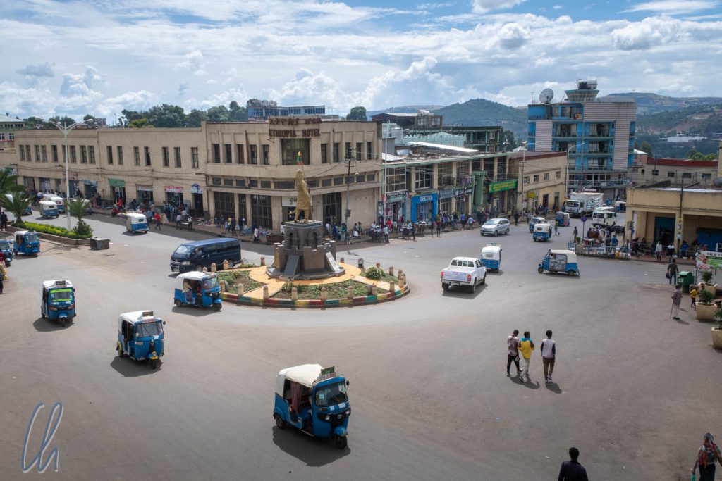 Am Tewodoros-Kreisverkehr befindet sich das urbane Zentrum Gondars.