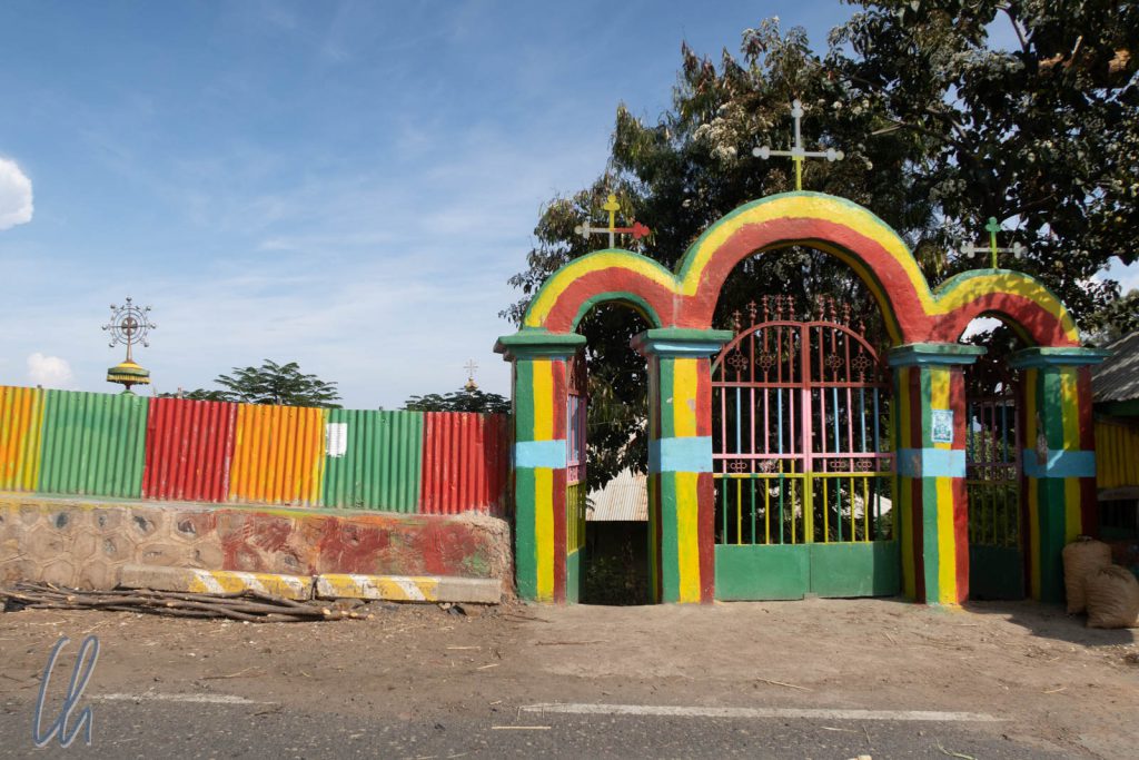 Grün, Gelb und Rot sind die Landesfarben Äthiopiens und die äthiopisch-orthodoxe Kirche ist mit ihren Regeln, Geboten und Feiertagen nicht aus dem Alltag der Menschen wegzudenken.