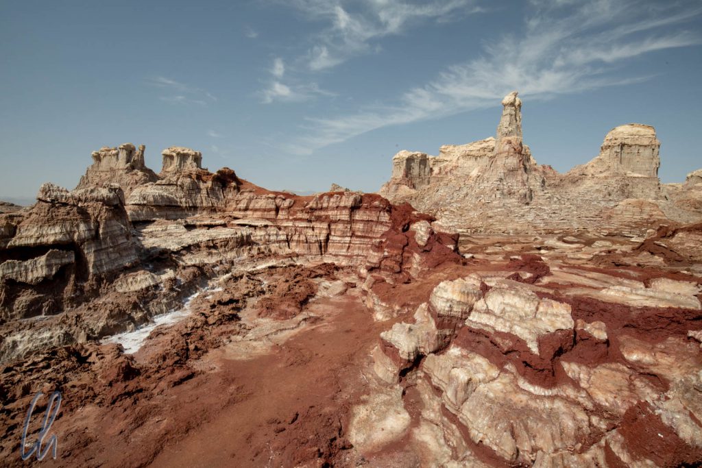 Am Fuße des Dallol war eine Landschaft aus rot-weiß gebänderten Formationen entstanden.