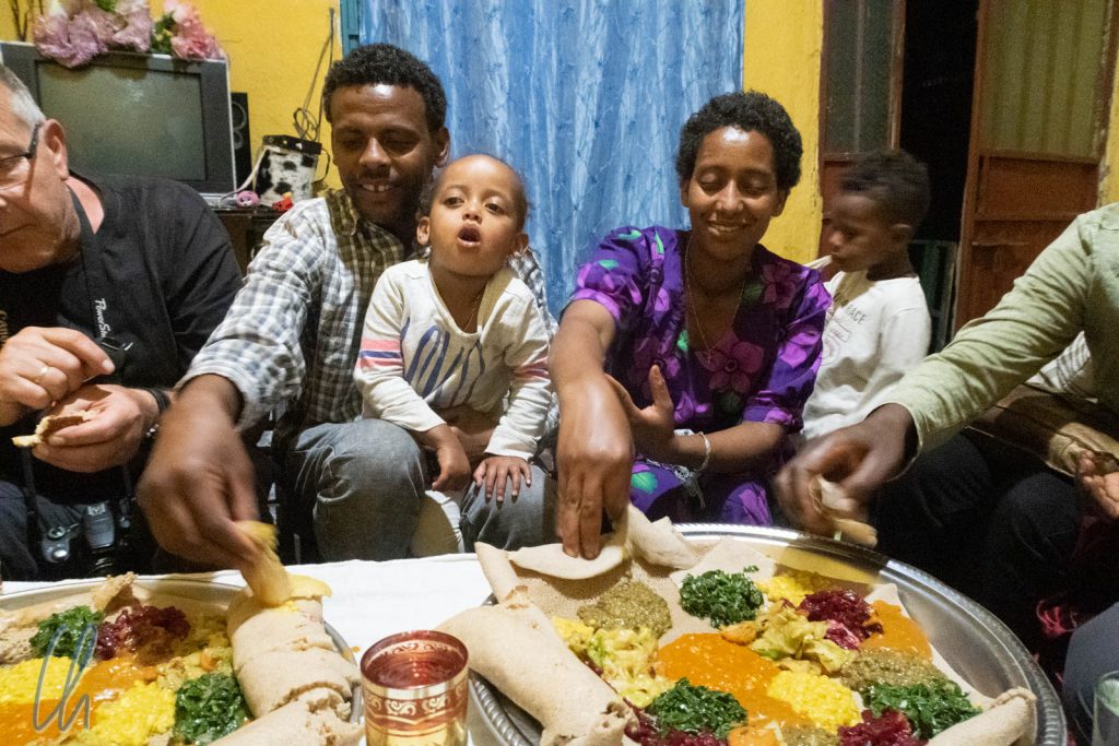 Wir haben viele nette Menschen in Äthiopien getroffen, aber letztendlich haben wir immer dafür bezahlt. An einem Abend in Lalibela haben wir mit einer äthiopischen Familie gekocht und gespeist.