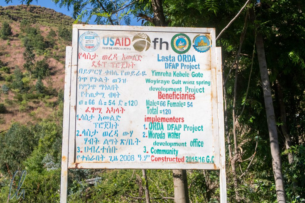Schilder wie dieses dokumentierten die Projekte diverser internationaler Hilfsorganisationen in Äthiopien.