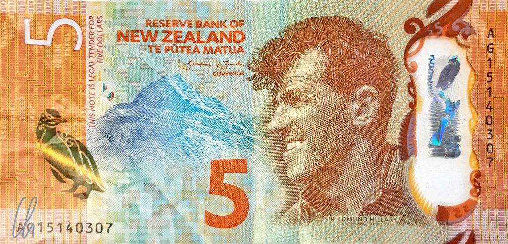 5 Neuseeland Dollar (2,82 Euro): Sir Edmund Hillary, Aoraki (Mount Cook) und ein Gelbaugenpinguin