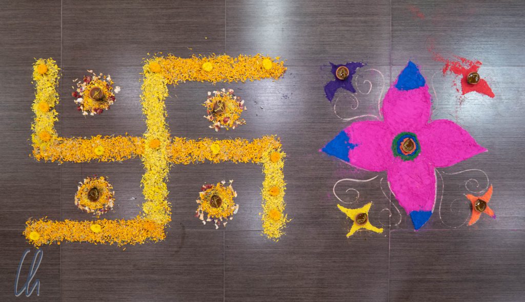 Kunstvolle Diwali-Dekoration (Rangoli) aus Blütenblättern und farbigem Reismehl