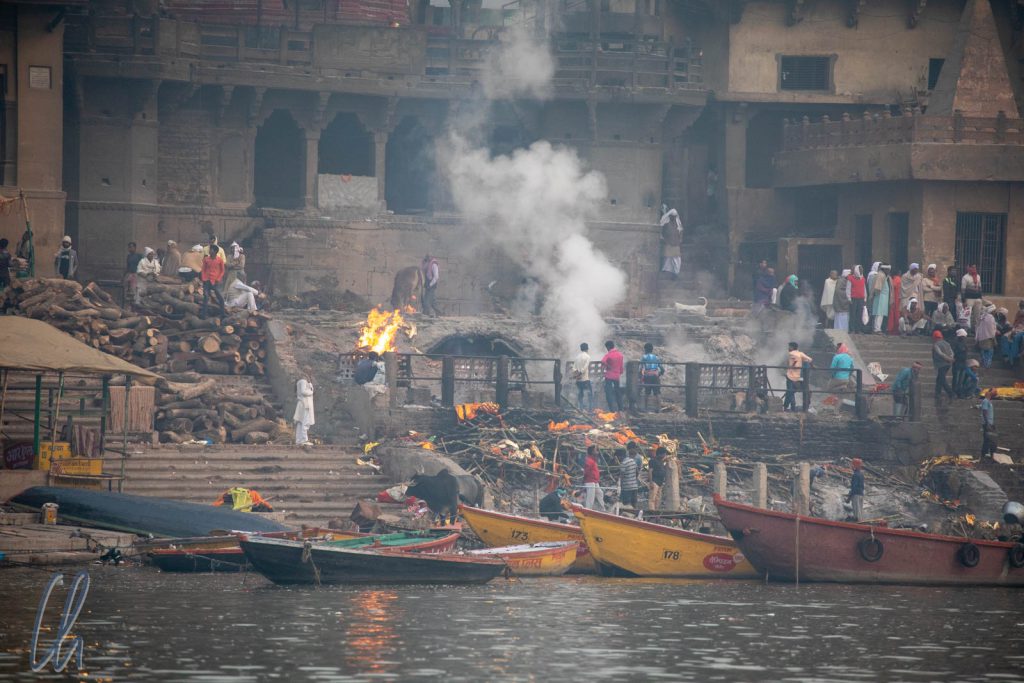 Freiluft-Krematorium am Ganges, das "burning ghat" Manikarnika