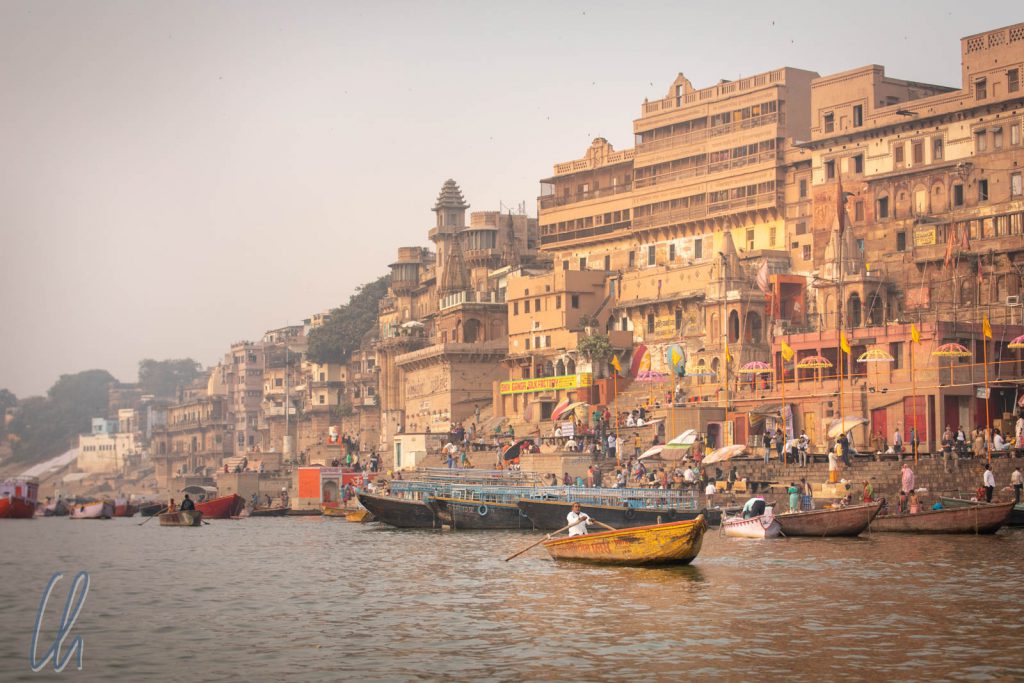 Blick auf Varanasi vom Wasser des Ganges aus