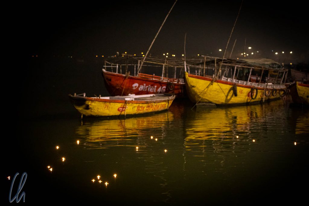Diyas, schwimmende Opferlichter, trieben auf dem Ganges.