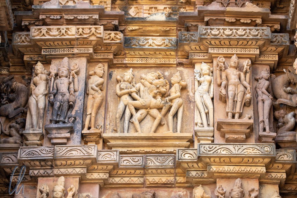 Ein Liebespaar begleitet von Surasundaris am Kandariya Mahadev Tempel