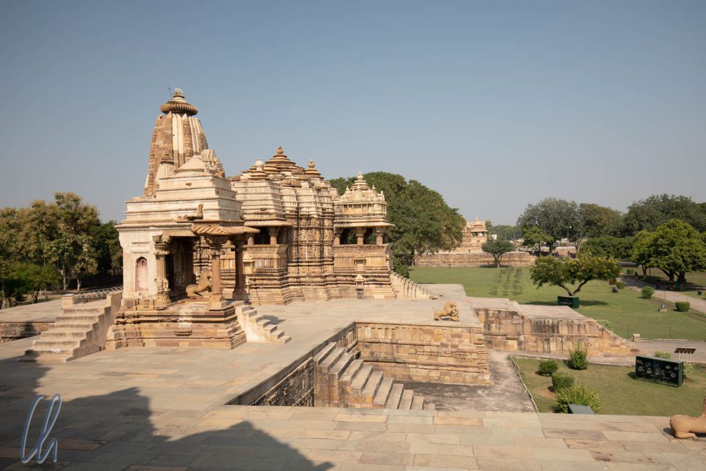 Der Mahadeva Tempel im Vordergrund, dahinter der Jagadamba Tempel in der Hauptgruppe von Khajuraho