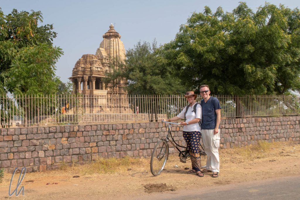 Fahrradtourstop am Chaturbhuja Tempel