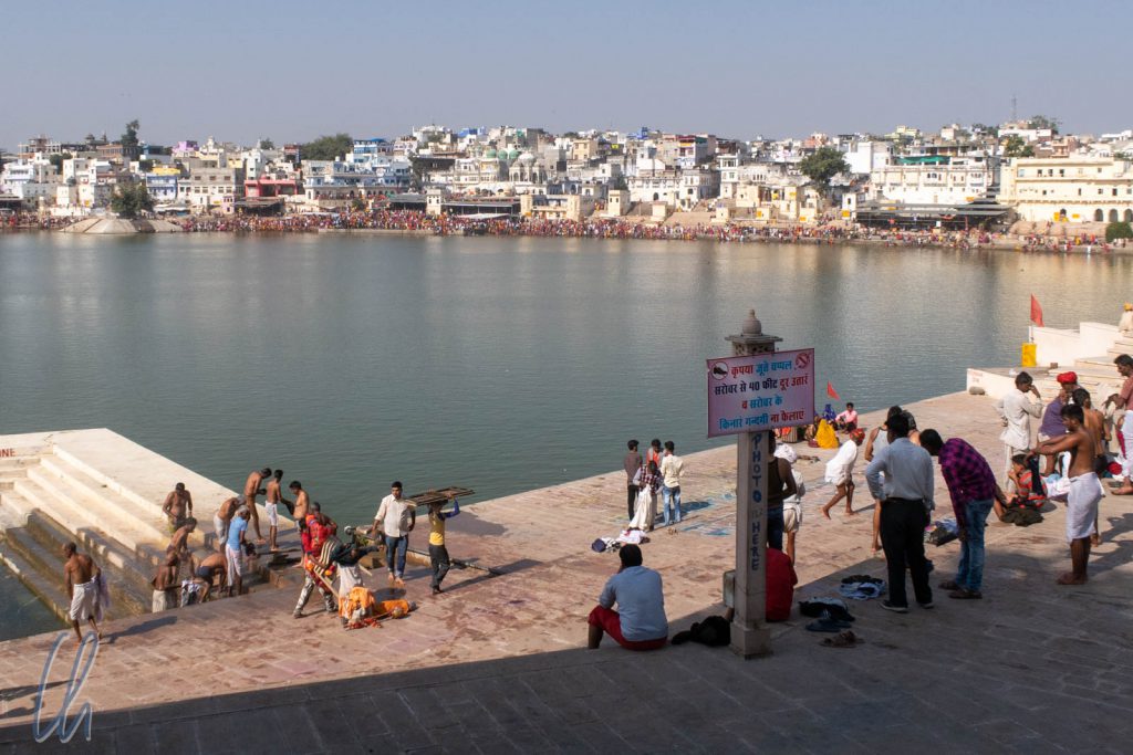 Am Ufer des Heiligen Sees von Pushkar gebietet es die Sitte, die Schuhe abzulegen.