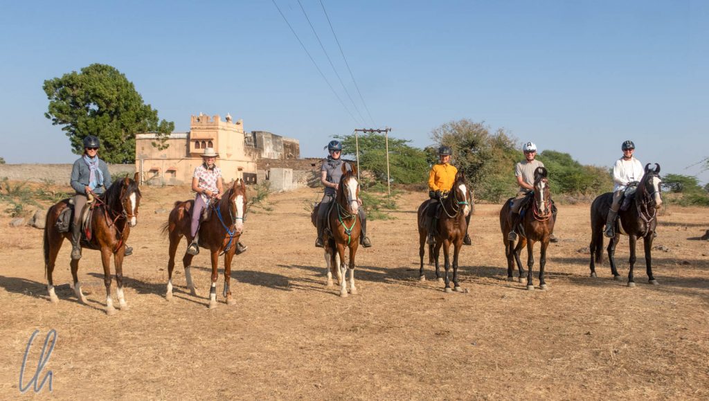 Die Reitergruppe am Ende des Trails: Von links nach rechts: Brigitte auf Chandni, Ute auf Rashmi, Yvonne auf Dhulika, Anette auf Radha, Christian auf Kirti und Mona auf Sultana