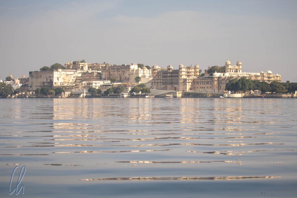 Blick auf die Uferline von Udaipur mit dem Stadtpalast
