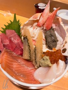Sashimi-Variationen aus Thunfisch, Lachs, Taschenkrebs, Jakobsmuscheln und Lachs- und Heringsrogen.