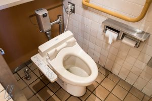 Toilette mit seitlichem Bedienpanel