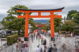 Touristenmassen am Eingangs-Torii des Fushimi Inari-Taisha