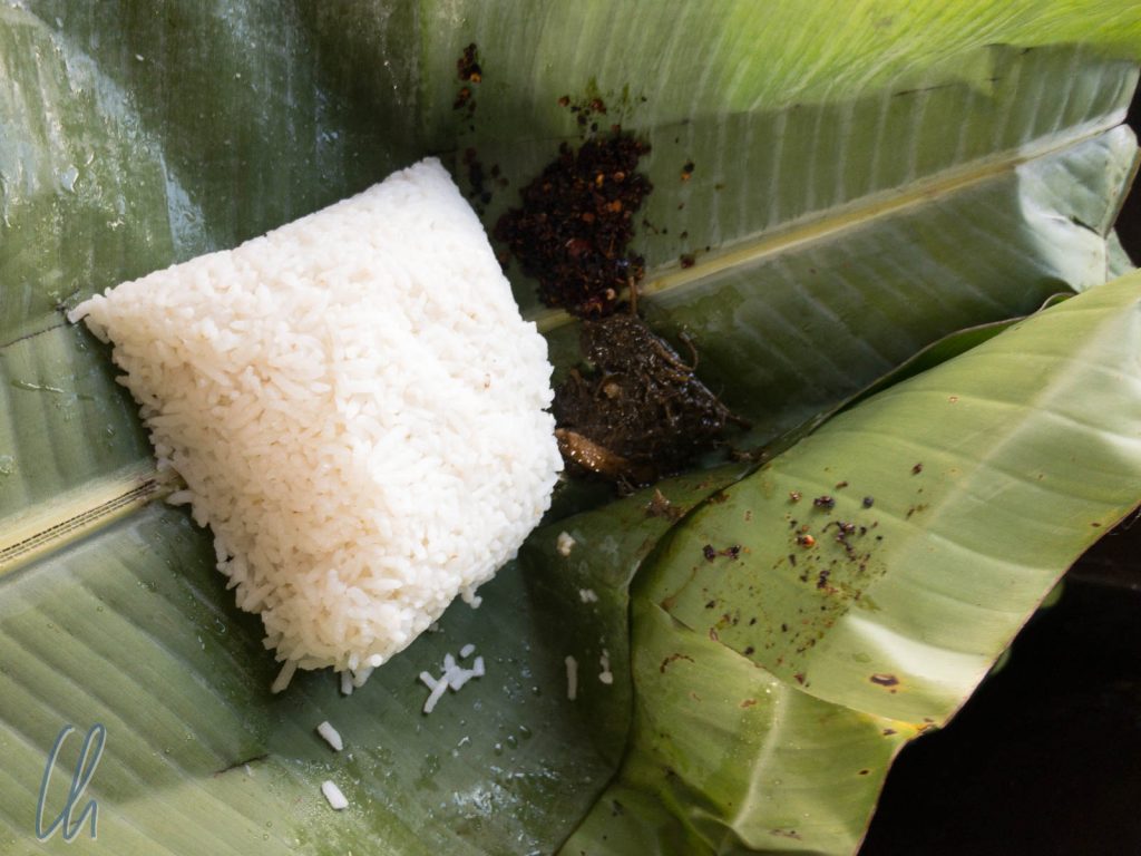 Reis in Palmbatt mit Chili und etwas Gemüse