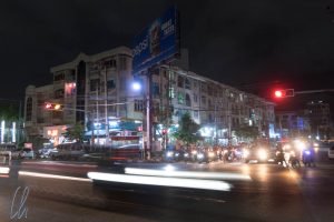 Strassenverkehr bei Nacht in Mandalay