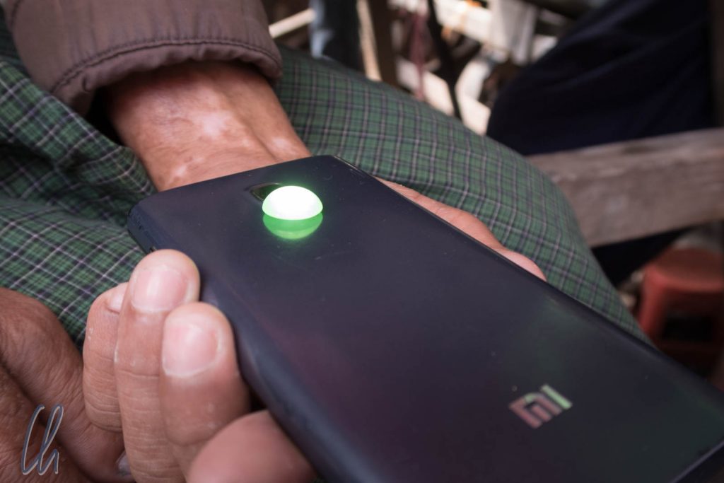 Jade-Prüfung mit Taschenlampen-App