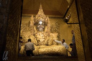 Die Buddha Statue in der Mahamuni-Pagode in Mandalay