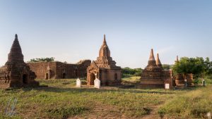 Zahlreiche kleine Tempel sind überall am Wegesrand