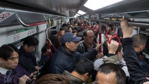 Die Hongkonger U-Bahn zur Rush Hour