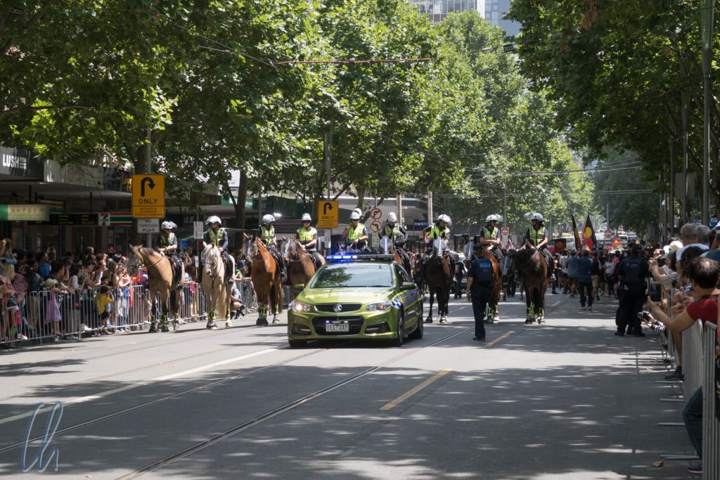 Die Polizeit führt die Demonstration der Aborigines