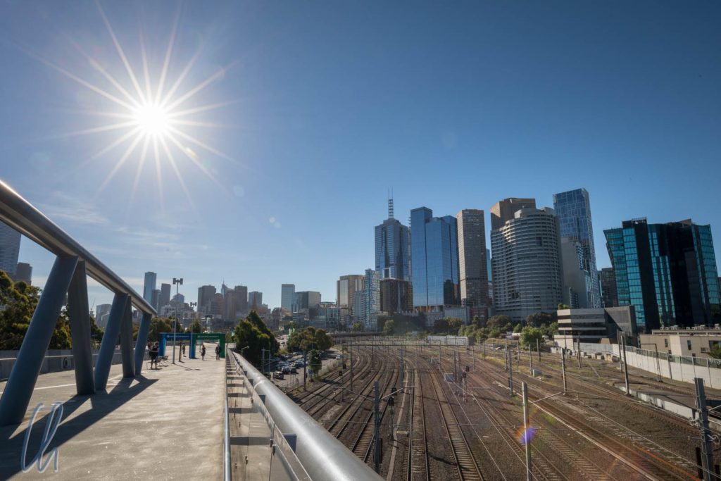 Blick auf die Skyline von Melbourne von der William Barak Brücke