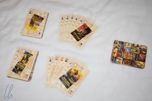 Karten auf der Hand. Der Nachziehstapel ist rechts.