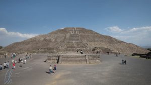 Die Sonnenpyramide hat eine ähnliche Grundfläche wie die Cheobspyramide, ist aber nicht so hoch