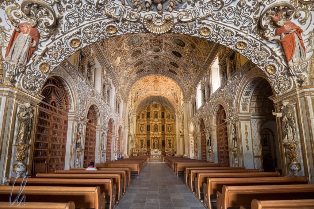 Die Kirche Santo Domingo de Guzmán, der Innenraum ist mit Schnitzarbeiten im Stil des kolonialen Barock ausgeschmückt 