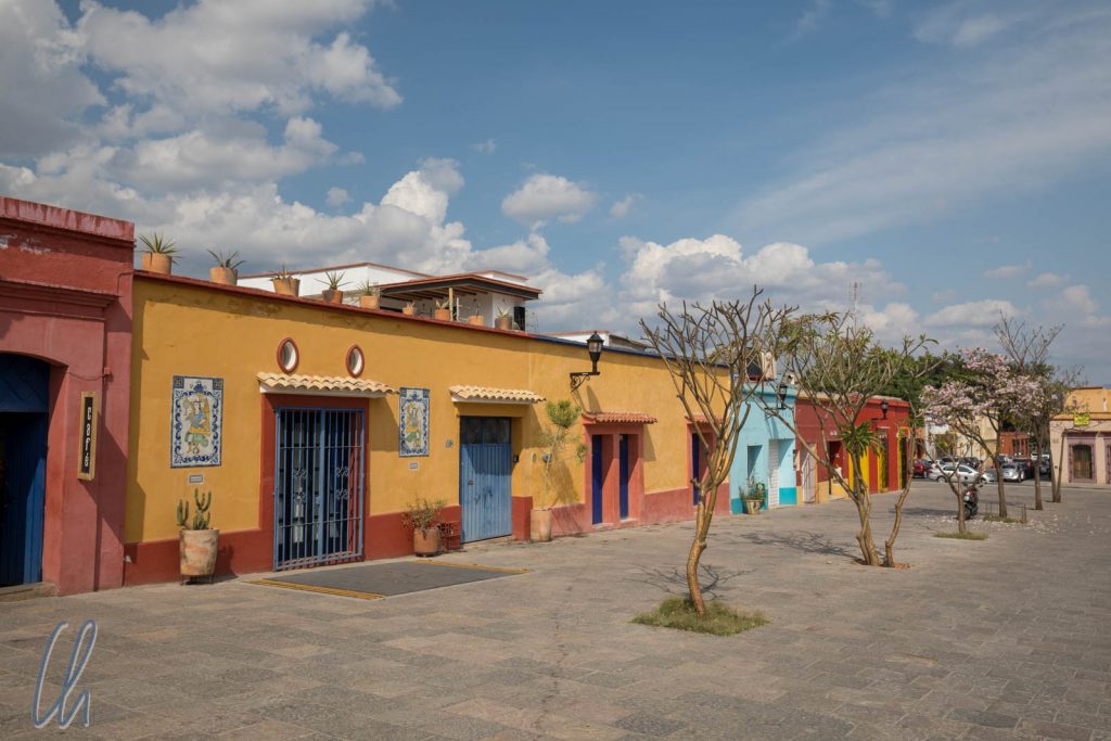 Die Häuser in Oaxaca sind oft sehr farbenfroh