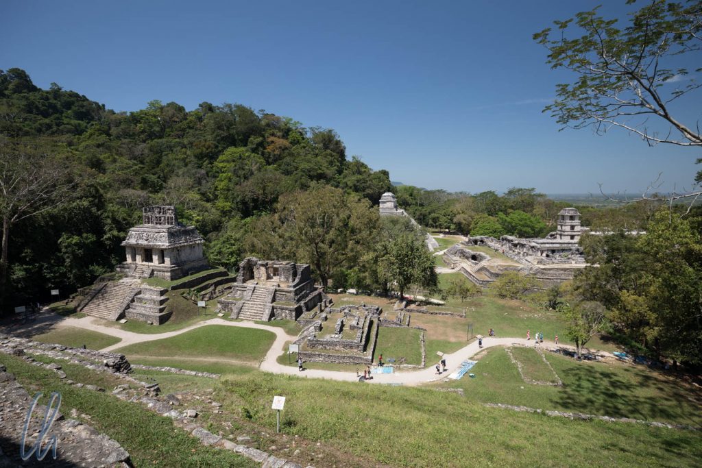 Blick auf Palenque vom Kreuztempel in Richtung Palast (hinten rechts)