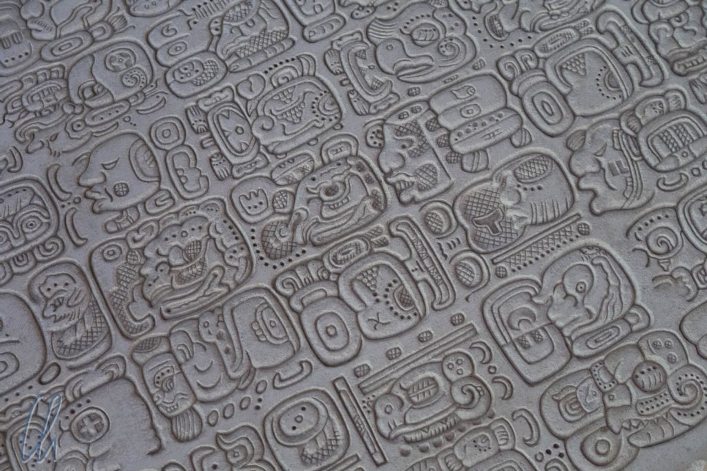Kunstvolle Maya-Glyphen