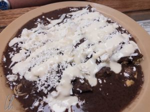 Enfrijoladas: Gefüllte Tortillas mit Bohnen