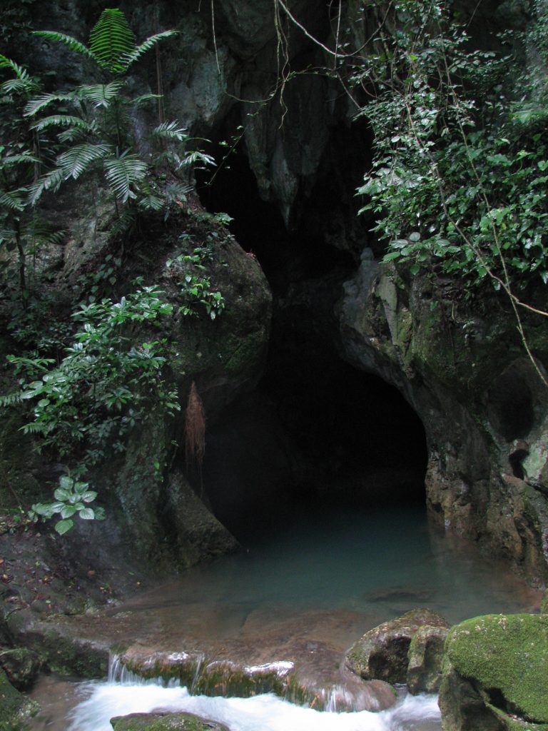 Der Eingang zur ATM-Cave, Foto von Gonzo Gooner, CC-BY-3.0, https://commons.wikimedia.org/wiki/File:ATM_Cave_-_panoramio.jpg