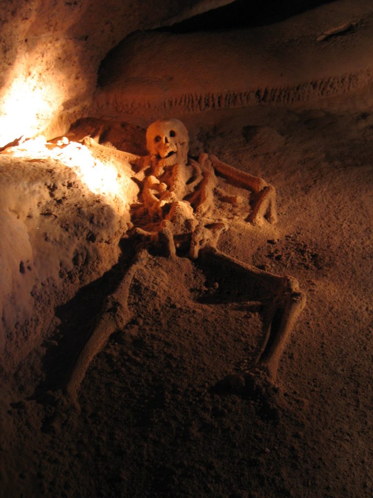 The Crystal Maiden, Das Skelett eines Menschenopfers in der ATM-Cave, Foto von Peter Andersen, CC-BY-SA-3.0-migrated, https://commons.wikimedia.org/wiki/File:Actun_Tunichil_Muknal.jpg