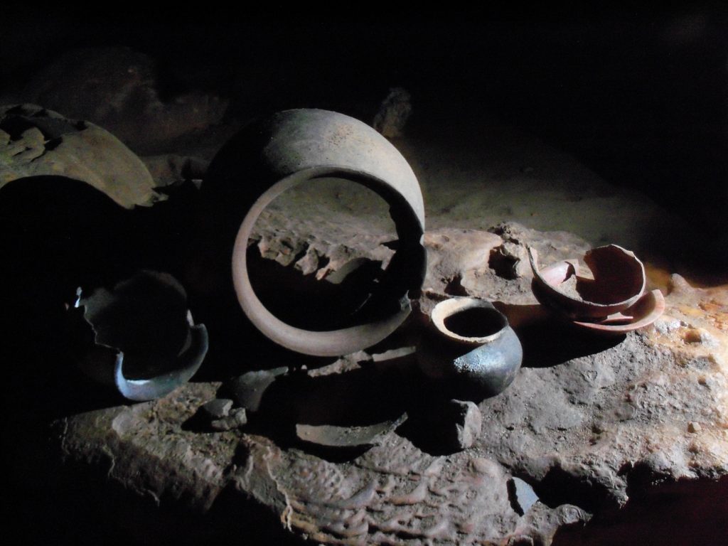Maya-Töpferei in der ATM-Cave, Foto von Jkolecki, CC-BY-SA-3.0, https://commons.wikimedia.org/wiki/File:Actun_tunichil_muknal-pottery.jpg