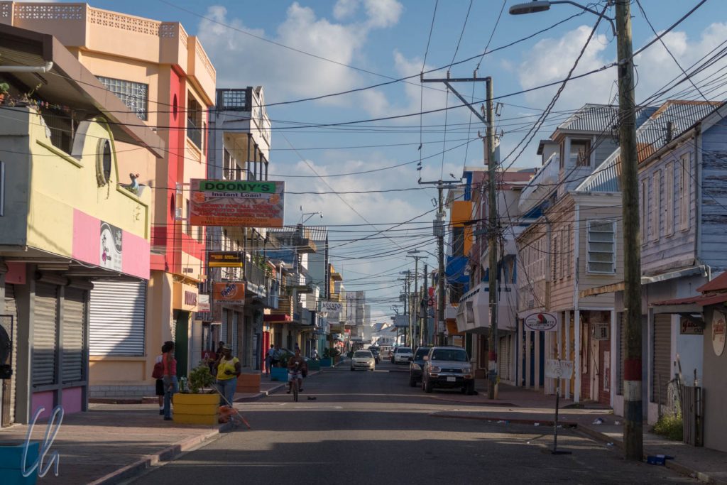 Die Albert Street, eine beiden Hauptstraßen im Zentrum von Belize City