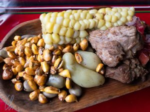 Fritada: Gebratenes Schweinefleisch mit diversen Mais- und Kartoffelsorten